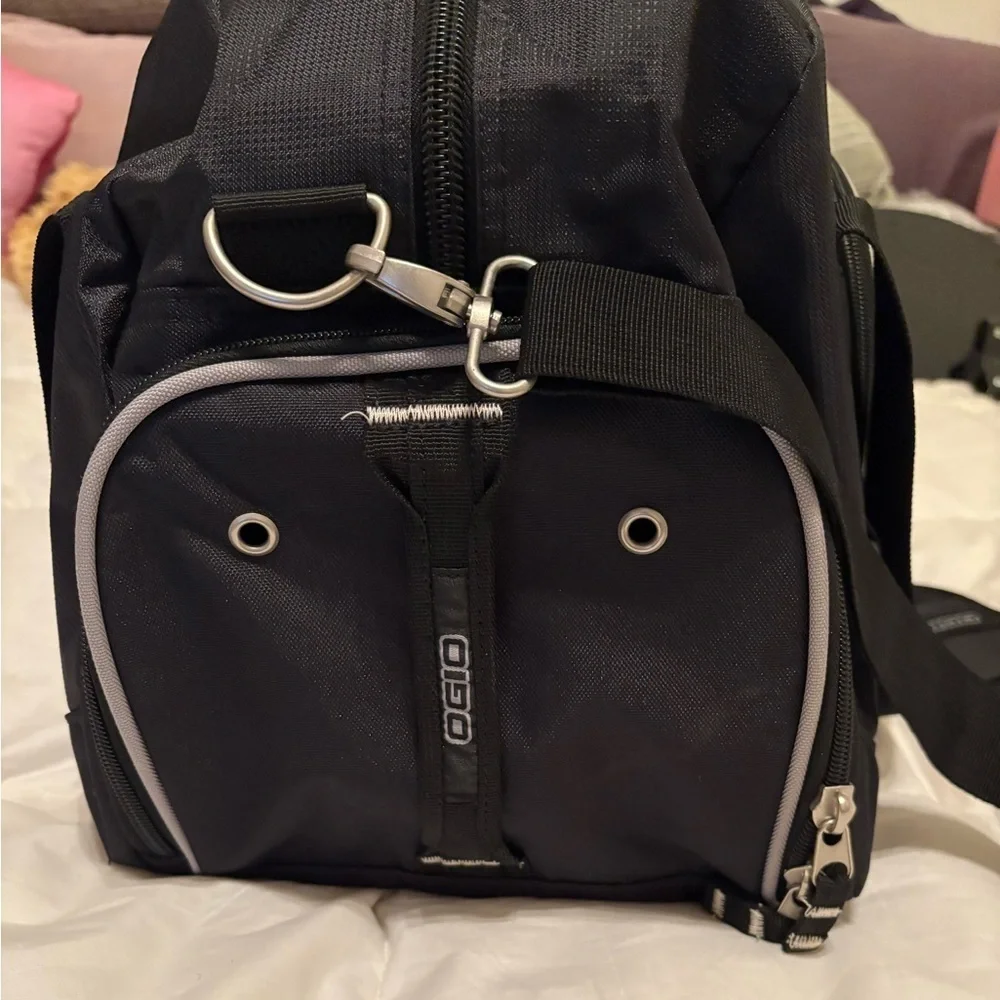 OGIO LARGE DUFFEL BAG GYM BAG TRAVEL BAG NEW